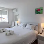 Priolo's Nest - Sunlit Retreat With Free Parking 公寓