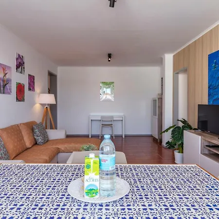 Priolo's Nest - Sunlit Retreat With Free Parking Apartment