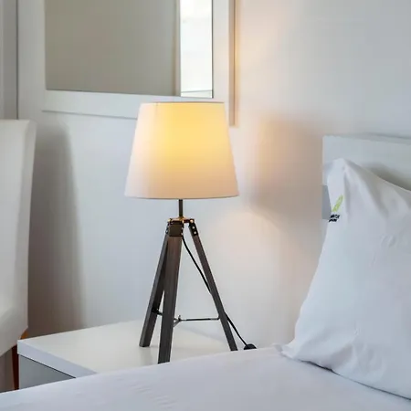 Priolo's Nest - Sunlit Retreat With Free Parking 公寓