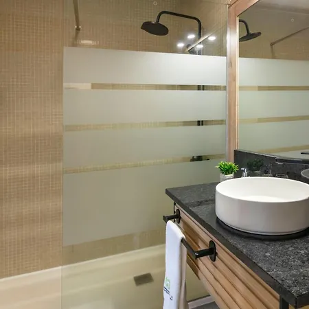 Priolo's Nest - Sunlit Retreat With Free Parking * Bicas